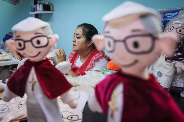 Detentas do Peru produzem bonecos e lembranças antes da visita do Papa Leão XIV ao país