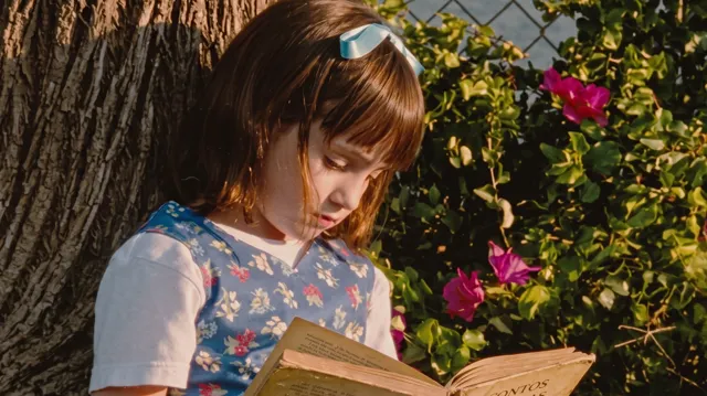 Dureza e redenção pelos olhos de uma criança: Matilda (1996)