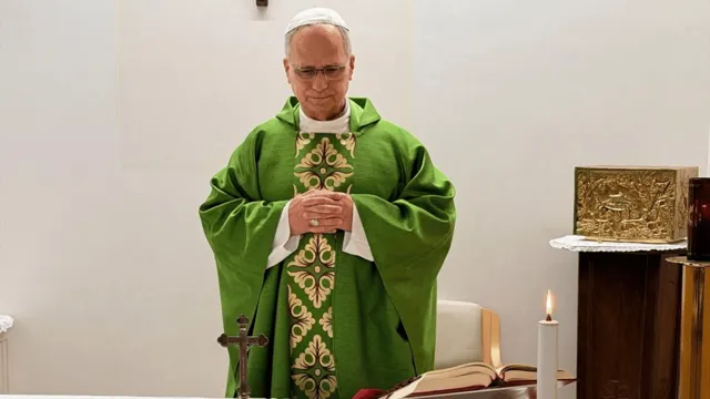 Papa Leão XIV celebra missa no hospital e exames confirmam melhora