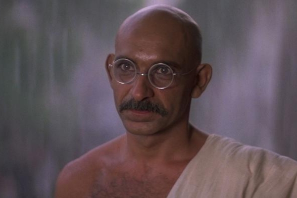 Ben Kingsley em cena do filme "Gandhi".