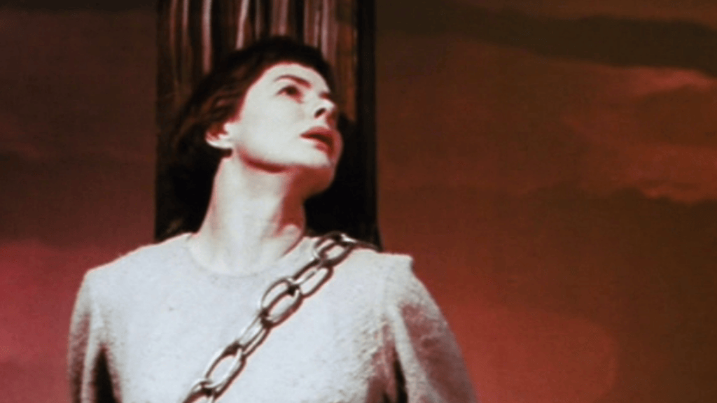 A atriz Isabella Rosselini em cena do filme "Joana na fogueira", de Roberto Rossellini