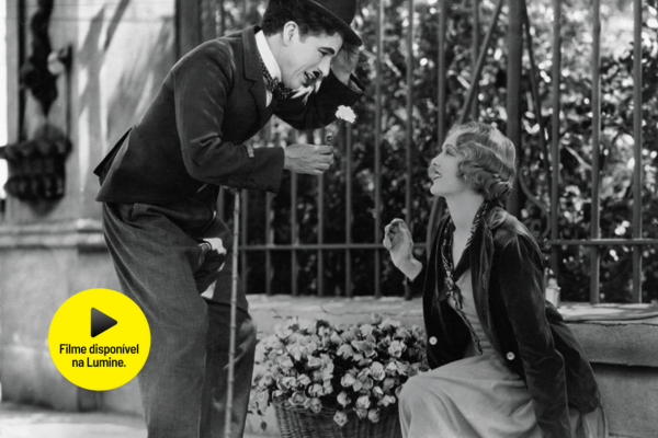 Charlie Chaplin em cena do filme "Luzes da cidade".