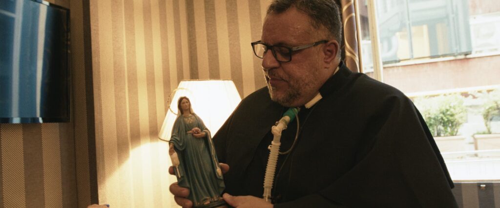 Padre Márlon Múcio em cena do filme "Milagre vivo" - Lumine tv