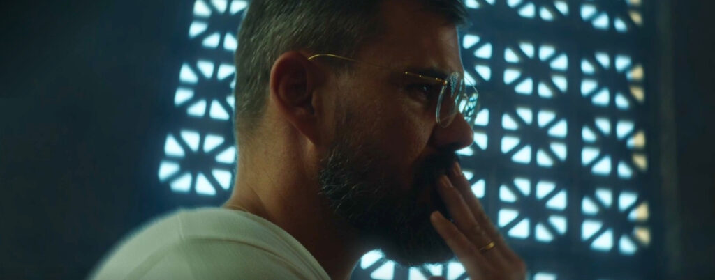 O ator Juliano Cazarré em cena da série "Brasil de todos os santos" - Lumine TV