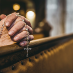 A origem do Santo Rosário: conheça a história, as aparições e aprenda como rezá-lo