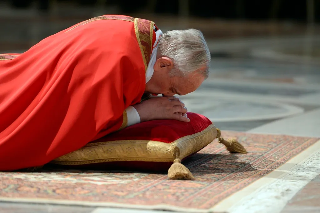 Entenda por que o padre deita no chão na Sexta-feira Santa
