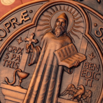 Medalha de São Bento: o significado espiritual e seu poder na vida cristã